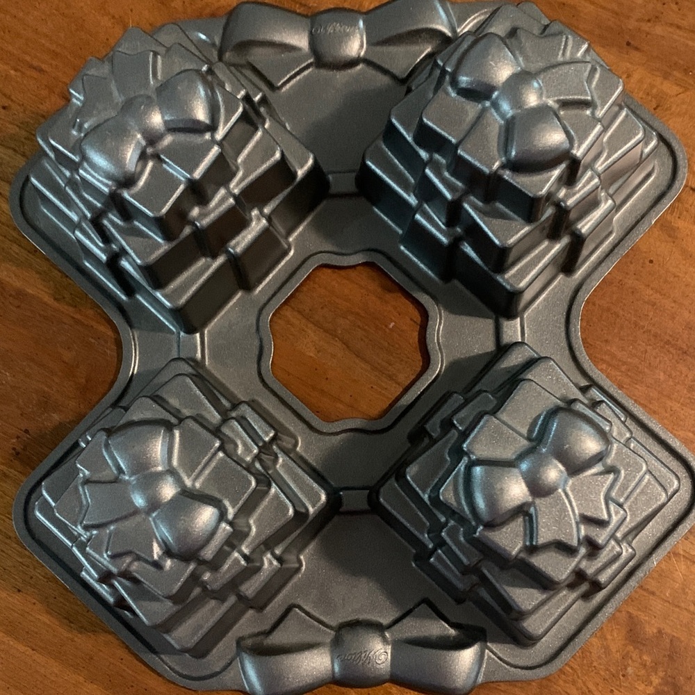 Wilton Metallic Silver Gift Box Cake Pan